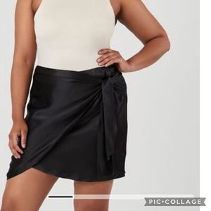 Plus Size Satin Tulip-Hem Mini Skirt
Size 1x
Brand is Forever 21
New